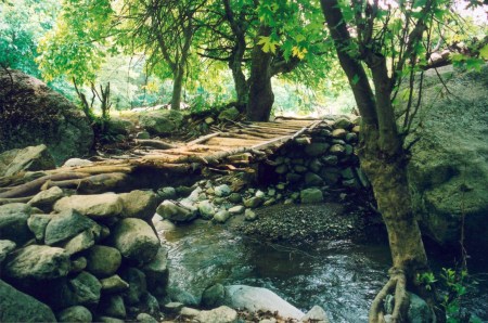 Дървено мостче