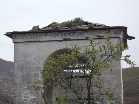 Камбанарията, издигната през 1883 г. от  Мастора Георги Димув Жилюв